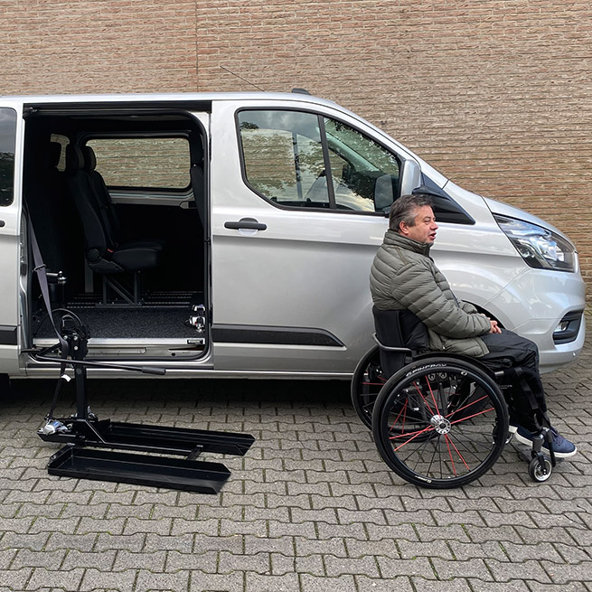 Weersink meerijden rolstoelbus dubbelcabine lift