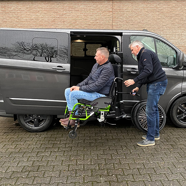 Weersink rolstoellift rolstoelbus prijs eerste zitrij open bus omhoog