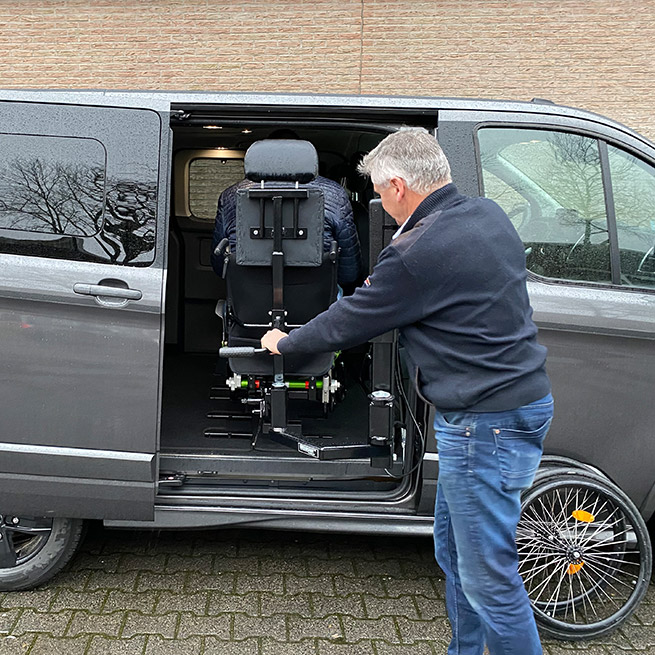 Weersink rolstoellift rolstoelbus prijs eerste zitrij open bus hydraulisch