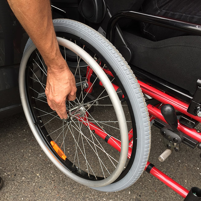 Weersink rolstoelauto meerijden rolstoellift meenemen in rolstoel draaihefstoel wielen