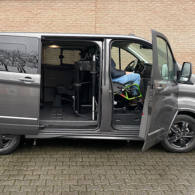 Weersink rolstoellift rolstoelbus prijs eerste zitrij open bus zijaanzicht