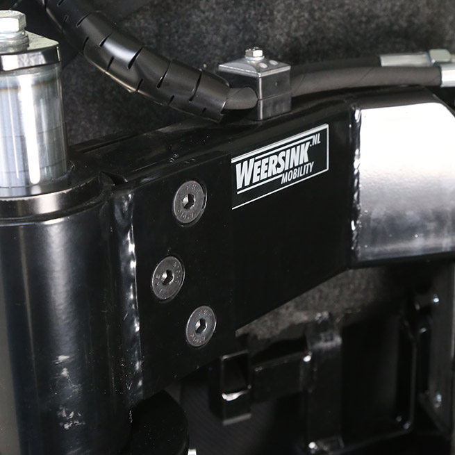 Rolstoelbus zelfrijder automaat met rolstoellift close up