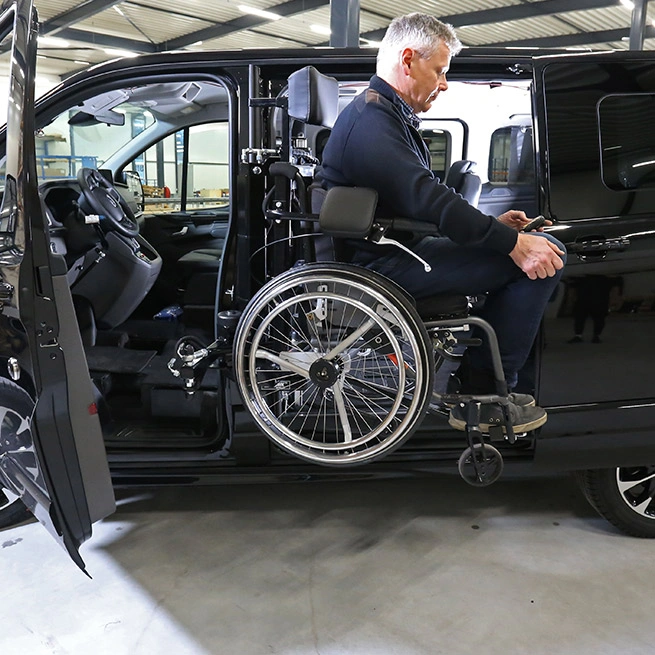 Weersink-selbstfahren-rollstuhlbus-hublift-eindrehen2