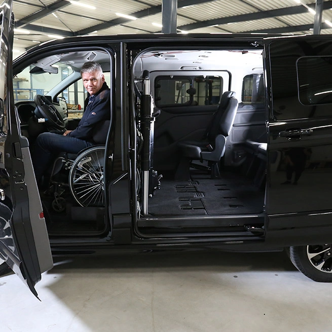 Weersink-selbstfahren-rollstuhlbus-hublift-eindrehen5