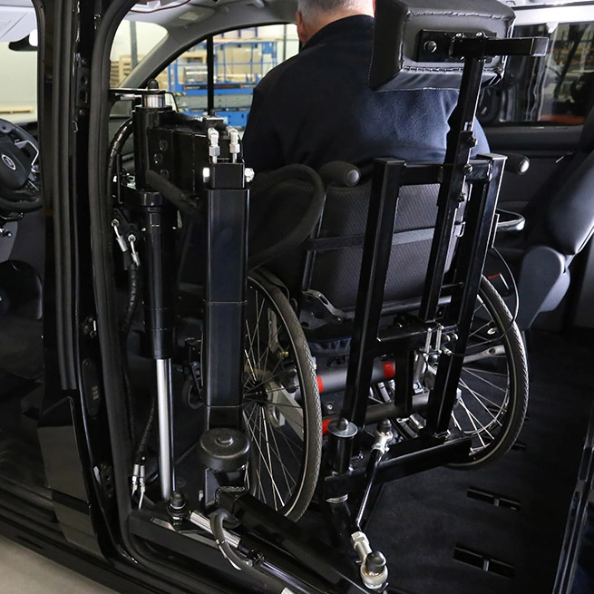 Weersink-selbstfahren-rollstuhlbus-hublift-eindrehen7